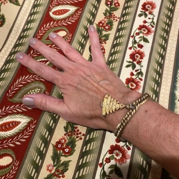 HOLIDAY🎄🎄VTG Brushed Gold Christmas Tree Charm BRACELET - Picture 4 of 6